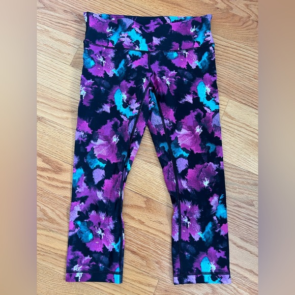 Lululemon Wunder Under Crop - Picture 1 of 6